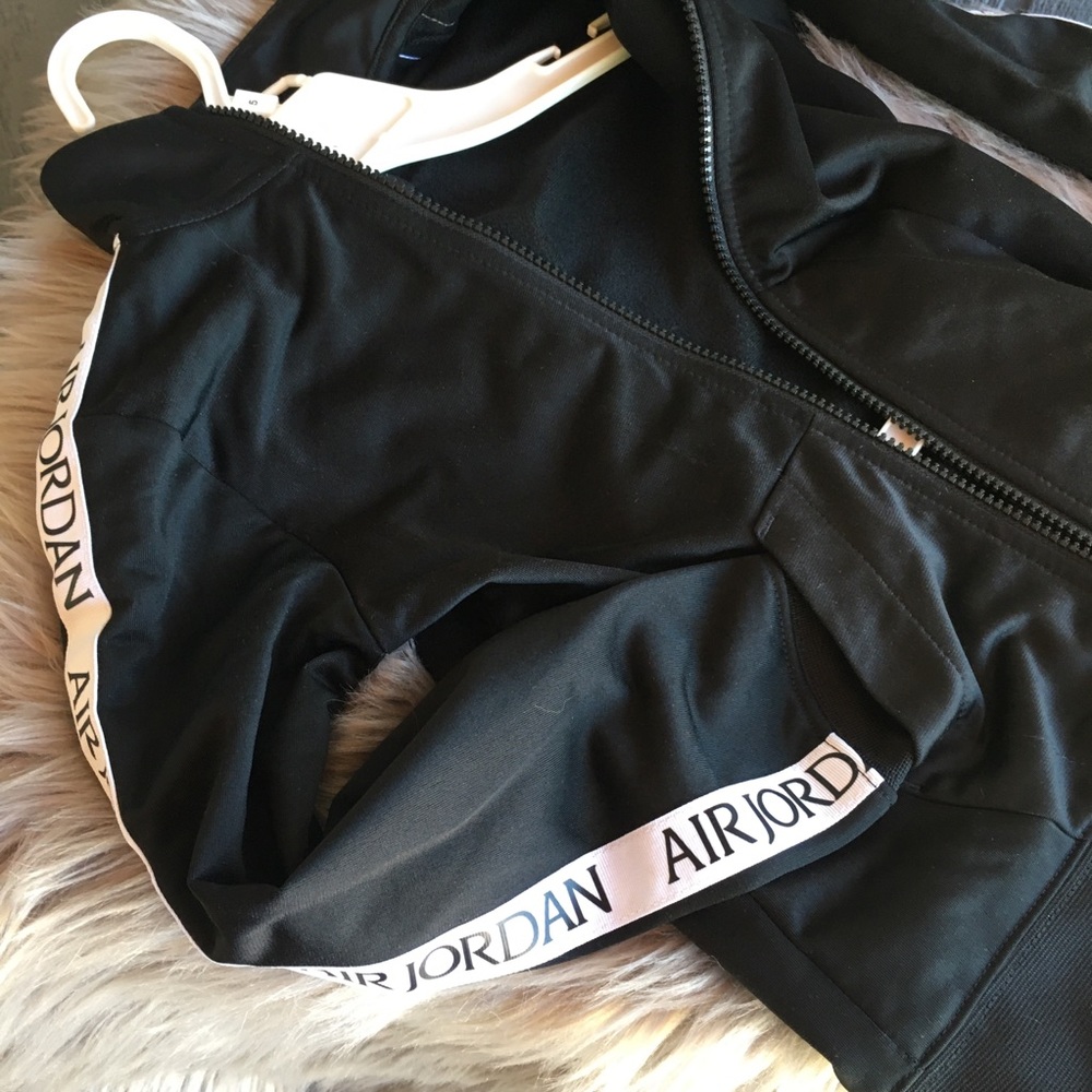 Nike Air Jordan Boys 2-pc Tacksuit Set - Picture 3 of 11